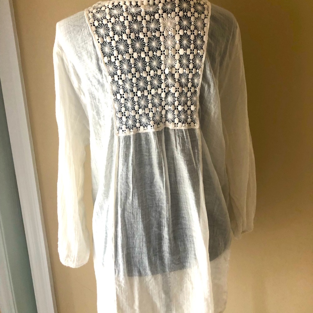 Beautiful off white tunic would make a great beach coverup.